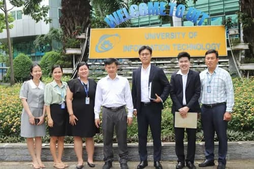 Lãnh sự quán Nhật Bản khảo sát Phòng học thông minh tại UIT